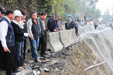 張花冠勘察166縣道路崩塌修復進度(圖)