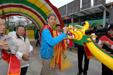 中鋼龍舟點睛下水儀式爲今年龍舟賽熱身(圖)