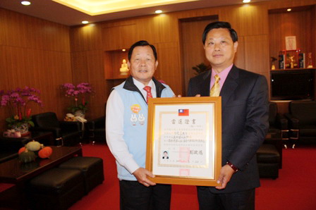 縣長劉政鴻鳻發三義鄉長徐文達當選證書(圖)