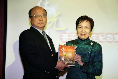 胡志強出席前市長張子源先生紀念集走在光中發表會(圖)