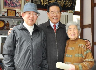 王乾發代日本馬公會長賀資深會友九十華誕(圖)