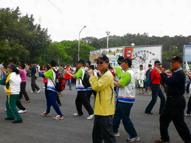 大林煉油廠敦親睦鄰鳳山水庫健行活動(圖)