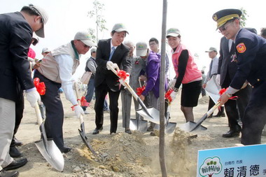 100年度 「攜手減碳 綠滿台南」植樹節活動(圖)
