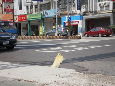 大雅區中清南路與中山北路口有鋼釘威脅(圖)