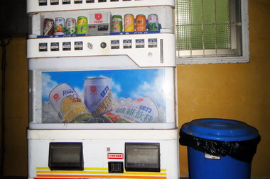 3月1日起自動販賣機旁需設回收筒(圖)