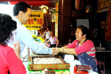 走訪老街商圈 朱立倫：在地特色才有吸引力(圖)