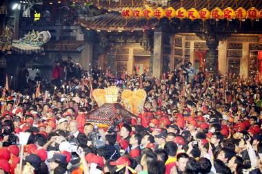 大甲媽祖起駕萬人簇擁(圖)