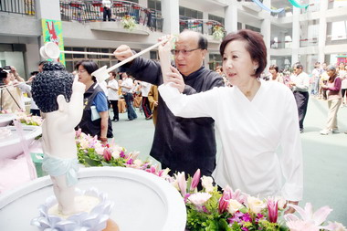 台中市長胡志強及夫人出席浴佛大典(圖)