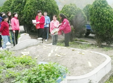 水里消防隊至公墓宣導防火措施(圖)