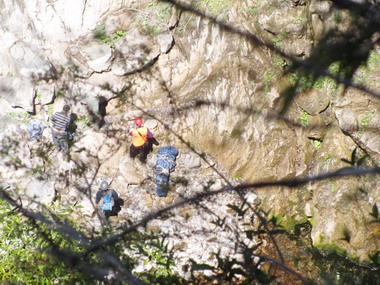民眾失足雲龍瀑布消防隊進行搜救(圖)