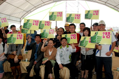 縣長張花冠「奉茶」網聚氣氛熱絡(圖)