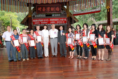 南投縣政府今天表揚全縣模範勞工(圖)