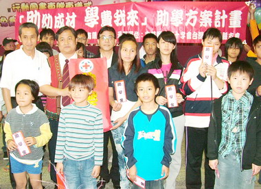 信義舉辦模範母親表揚暨行動圖書車捐車(圖)