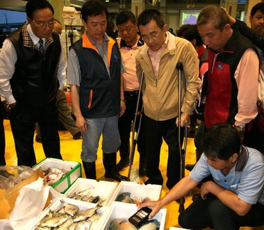 徐中雄副市長巡視漁貨魚體輻射檢測(圖)