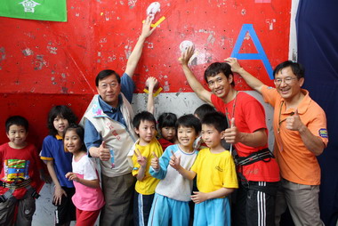 少年攀岩好手齊聚竹縣 爭奪冠軍王(圖)