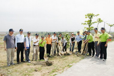 中油辦植樹健行活動響應減碳政策(圖)