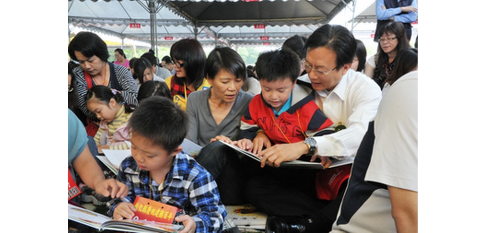 彰化萬人親子共讀 創金氏世界紀錄成功(圖)