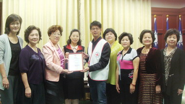 花蓮婦女會捐款援助日本(圖)