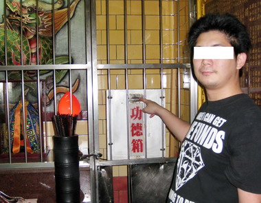 深夜偷香油錢遇警盤查假裝打電話(圖)
