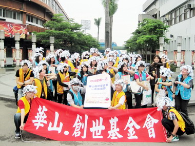 弘光科大學生化身老人勸募發票(圖)