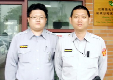 單車老翁體力不濟羅東警護送返家(圖)