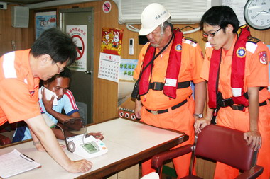 印尼漁工患病高雄海巡署派船馳援(圖)