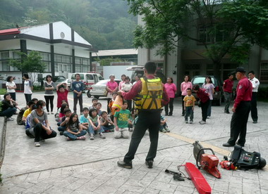 水里消防隊辦自衛編組訓練暨消防體驗活動(圖)