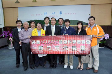 許明財接見獲芬蘭大賽冠軍林子揚同學(圖)