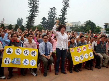 議員李麗華為太平居民爭取高鐵接駁車(圖)