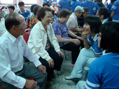 明道學生走出校園 進行社區服務(圖)