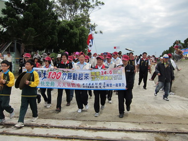 新竹6千多人「一桐來健走」湖畔賞花(圖)