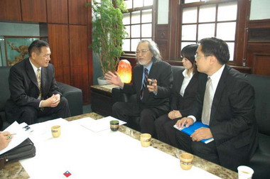 日本沖繩大學音樂教授上地昇拜會(圖)