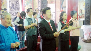 花蓮縣長傅崐萁至各宮廟參拜祈福(圖)