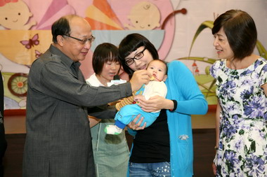 胡志強宣導生育津貼補助為新生兒收涎(圖)