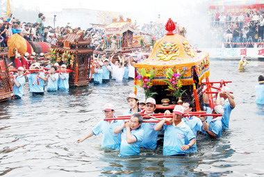 嘉縣「衝水路、迎客王」儀式熱鬧登場(圖)