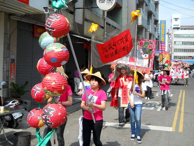 亞洲大學學生參與媽祖巡行活動(圖)