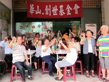 台中長輩DIY保特瓶風鈴(圖)