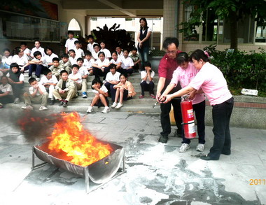水里國小學童認真消防體驗(圖)