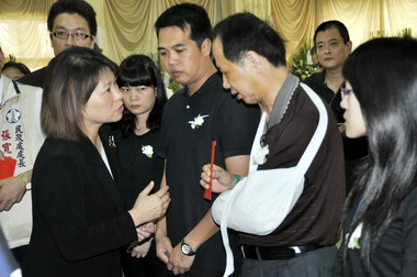 嘉市小火車翻覆罹難者頭七 黃敏惠到場致意(圖)