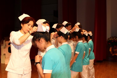 台中弘光科技大學舉行準護士加冠典禮(圖)