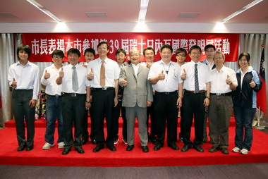 胡志強表揚參加日內瓦國際發明展獲獎者(圖)