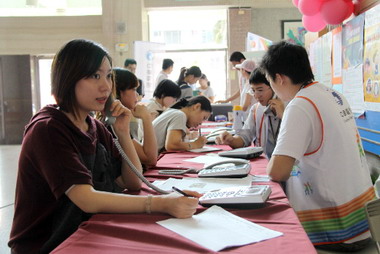 新移民婦女園遊會電信免費國際電話服務(圖)