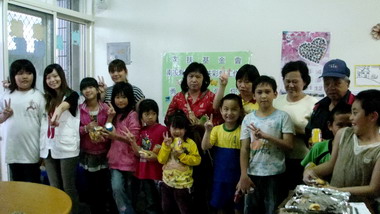 信義家扶舉辦勇敢說愛你母親節活動(圖)