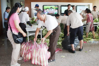 台東縣府協助促銷高麗菜分贈弱勢家庭(圖)