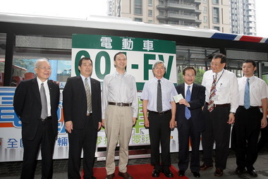 全國首輛電動公車 新北市啟用(圖)