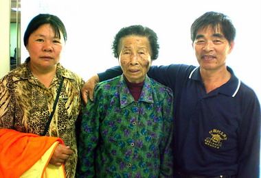 孝子跪求別放棄治療老母肺癌細胞消失(圖)