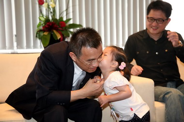 台中市長認購兩百個天使玫瑰包(圖)