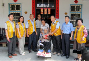 台電敦親睦鄰關懷車埕村百歲人瑞母親(圖)