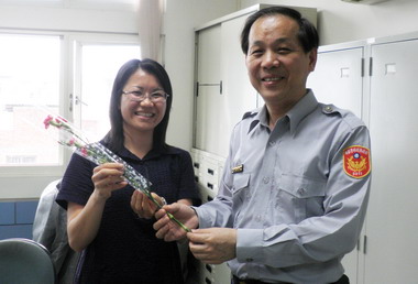 南投警分局送康乃馨祝母親節快樂(圖)