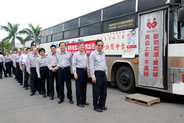 慶祝百年暨警察節 投縣警察局長率同仁捐血(圖)